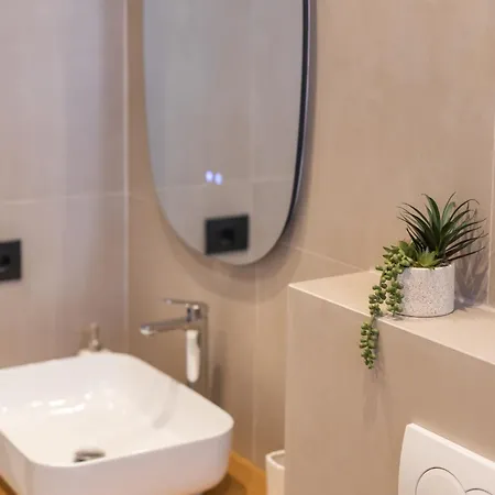 Cityline - Steps From Station & Center