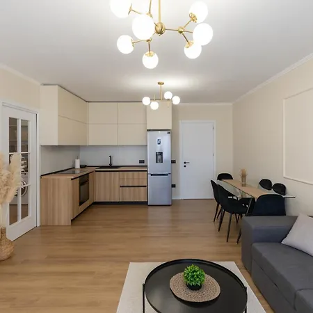 Cityline - Steps From Station & Center Apartment Durrës