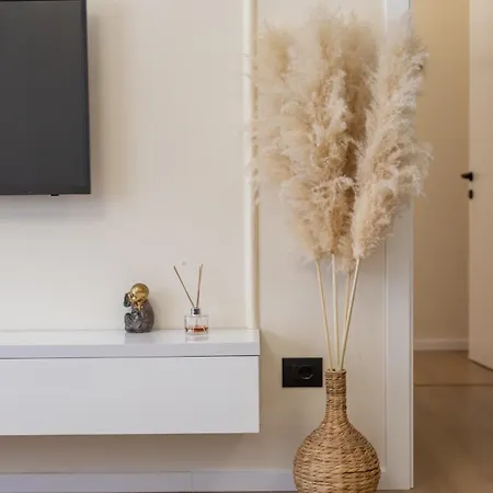 Cityline - Steps From Station & Center *