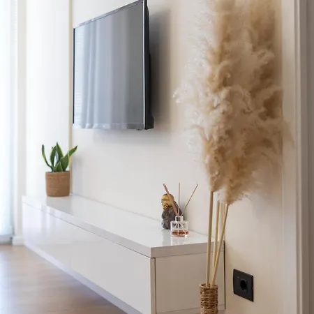 Cityline - Steps From Station & Center *