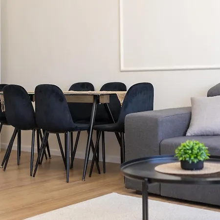 Cityline - Steps From Station & Center *