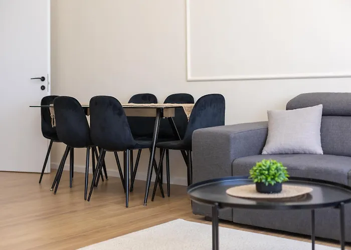 Cityline - Steps From Station & Center *