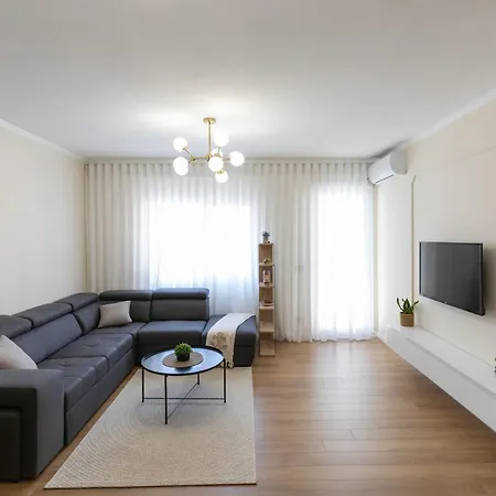 Cityline - Steps From Station & Center * Durrës