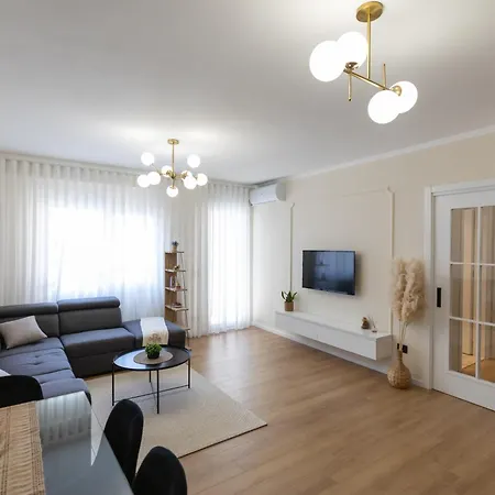 Cityline - Steps From Station & Center Apartment