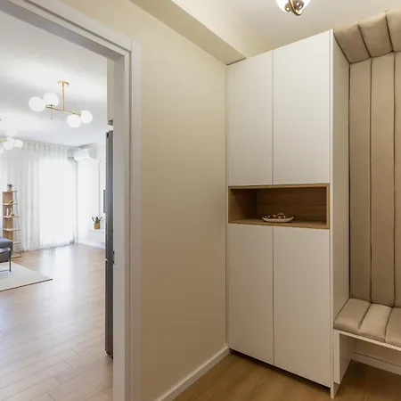 Cityline - Steps From Station & Center דירה