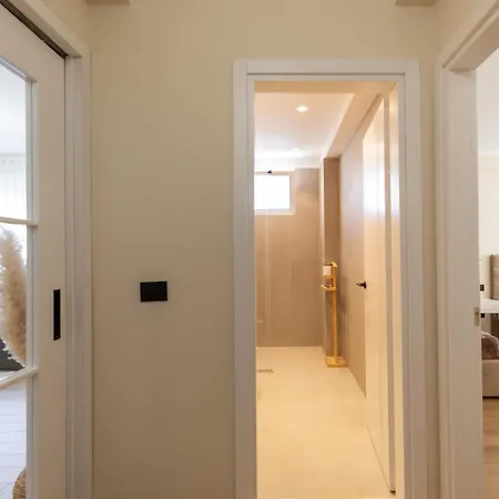 Cityline - Steps From Station & Center דירה *