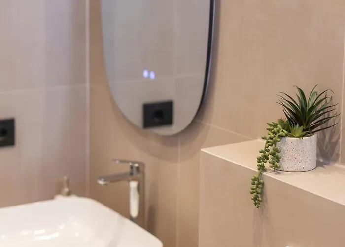 Cityline - Steps From Station & Center