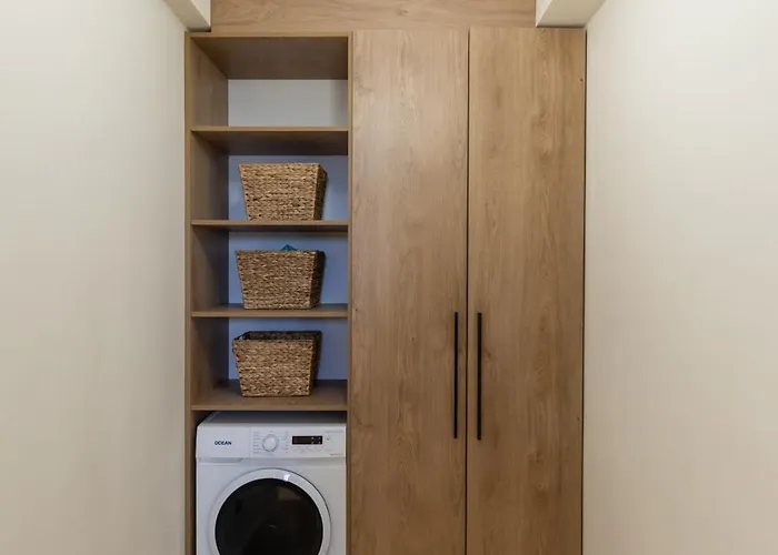 Cityline - Steps From Station & Center *