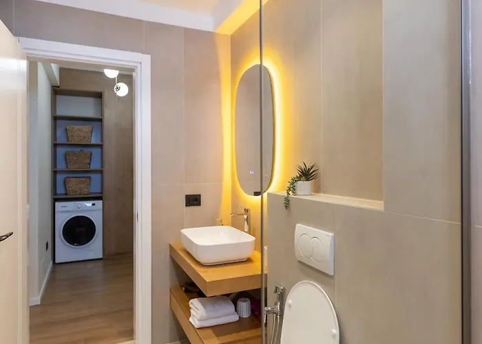 Cityline - Steps From Station & Center Durrës