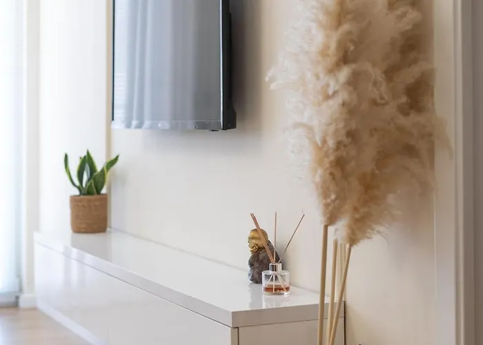 Cityline - Steps From Station & Center *